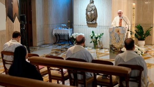 Pápež sa modlil za umelcov, v homílii vyzval pamätať na prvé stretnutie s Ježišom