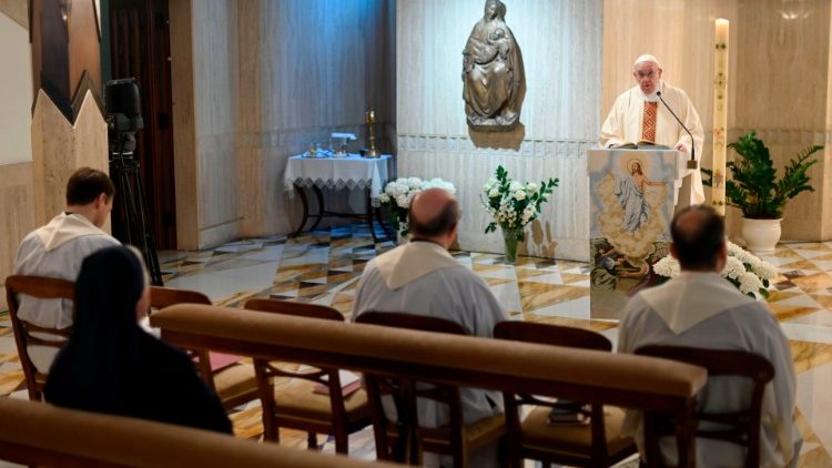 Ranná svätá omša s pápežom Františkom v kaplnke Domu sv. Marty, v  pondelok 27. apríla
