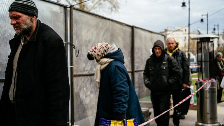 Бездомни в Москва чакат за дневната порция храна 