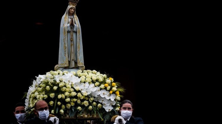 Procession med statyn av Vår Fru av Fatima i pandemitider 
