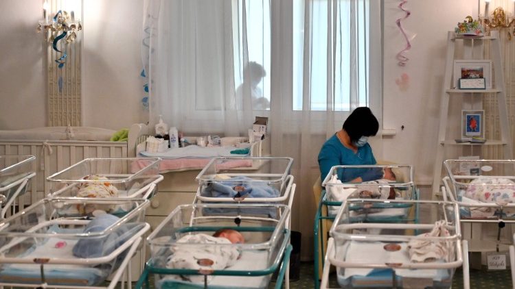De nombreux petits enfants nés par GPA se retrouvent sans parents en raison de la pandémie, dans une maternité de Kiev.