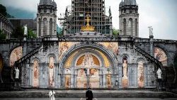 Vue sur la Basilique Notre-Dame-du-Rosaire de Lourdes, le 16 mai 2020