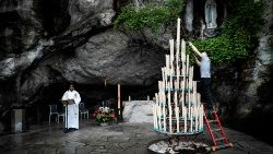 Un chapelain à la grotte de Massabielle dans le sanctuaire de Lourdes le 16 mai dernier.