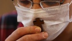 Christ mit Mund-Nasenschutz beim Gebet in einer Kirche in Erbil