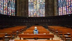 Endlich mal Ruhe: Beterin im Dom von Mailand