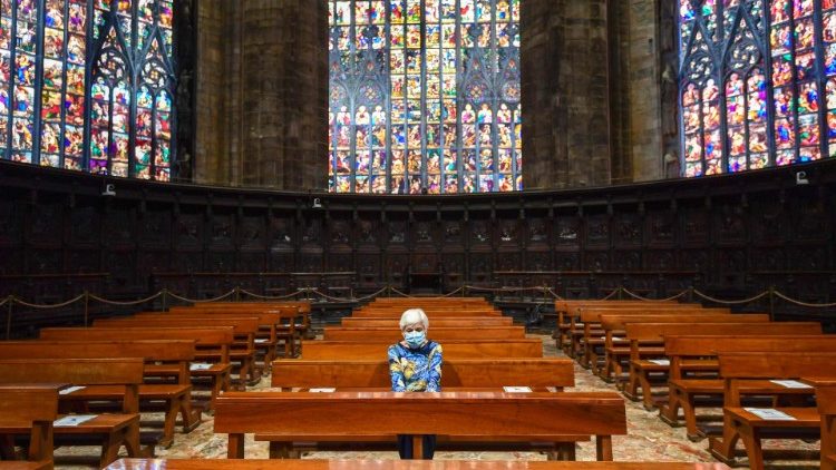 Ensam kvinna i domkyrkan i Milano