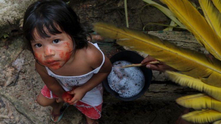 Eine kleine Eingeborene aus der Nähe von Manaus im brasilianischen Bundesstaat Amazonien