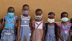 Kinder mit Masken in Abidjan