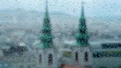 Kirchtürme in Wien - Aufnahme durch ein regennasses Fenster