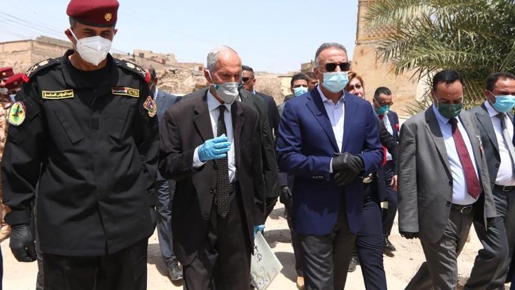 Premjerministra Mustafas Al Kazemi (attēla vidū) vizīte Mosulas pilsētā