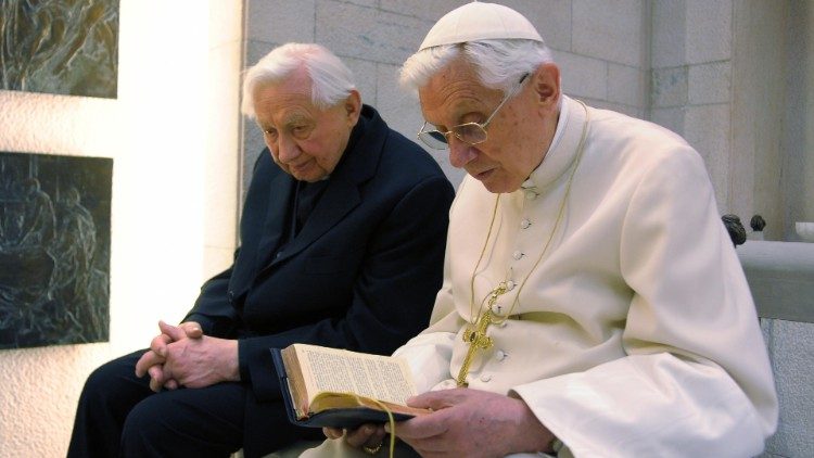 Papst em. Benedikt XVI. und sein Bruder Georg auf einem Archivbild