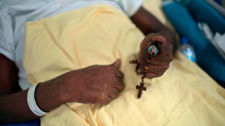 Une personne malade du Covid-19 tient un chapelet dans un hôpital de Rio de Janeiro, au Brésil, en juillet 2020.