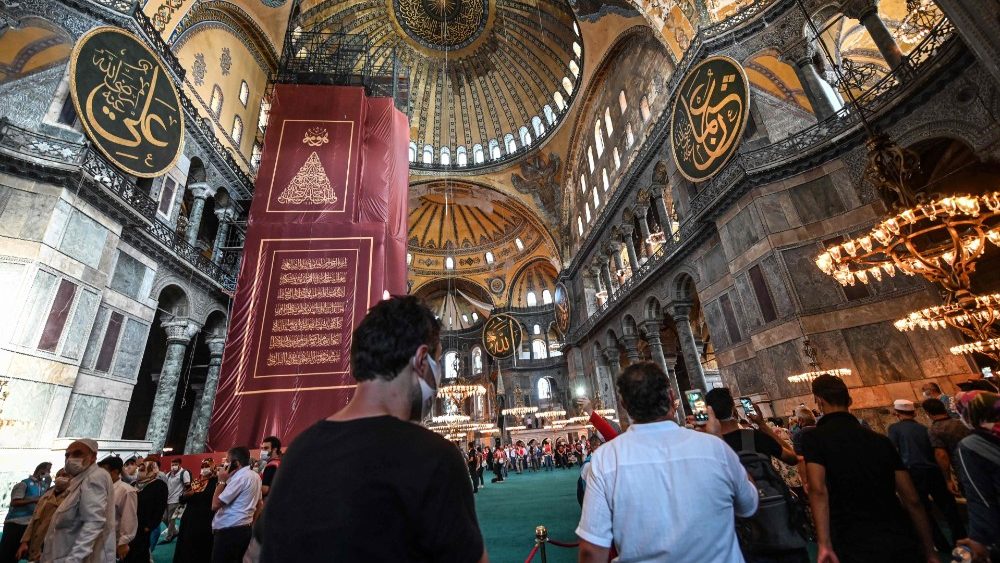 Moslimskí veriaci prichádzajú na prvé bohoslužby vo „Veľkej mešite Hagia Sofia“