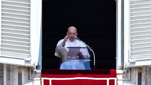 Ferenc pápa az Apostoli Palota ablakából imádkozza az Úrangyalát