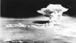 Largage d'une bombe atomique par un avion américain B-29 sur la ville japonaise de Hiroshima, le 6 août 1945. 