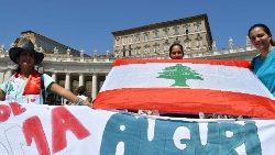 Papež Frančišek med pozdravi: V teh dneh gre moja misel pogosto v Libanon. Vidim libanonsko zastavo, skupino Libanoncev.