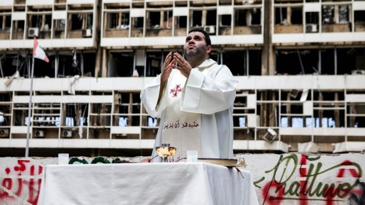 베이루트 폭발 현장에서 미사를 봉헌하고 있는 마로니트 동방 가톨릭교회 사제