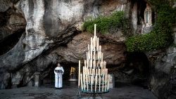 Mgr Olivier Ribadeau-Dumas, recteur du sanctuaire de Lourdes, lors d'une messe à la Grotte de Massabielle le 9 avril 2020