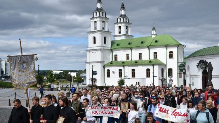 「暴力反対」を掲げるキリスト教教会関係者による宗教行列、ベラルーシ首都ミンスクで　2020年8月13日