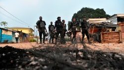Ivorische Polizisten inspizieren den Ort der Proteste in Daoukro