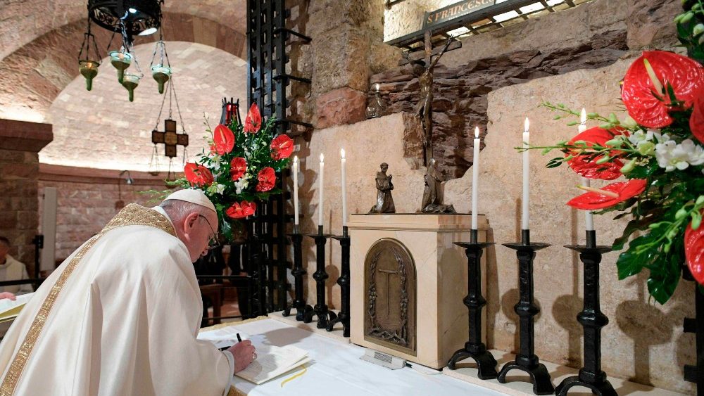 El Papa Francisco firma la Encíclica “Fratelli tutti” en Asís.