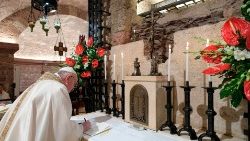 El Papa Francisco firma la Encíclica “Fratelli tutti” en Asís.