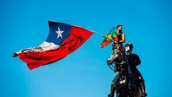 Eine chilenische und eine Mapuche-Flagge bei einer Demonstration gegen Präsident Boric