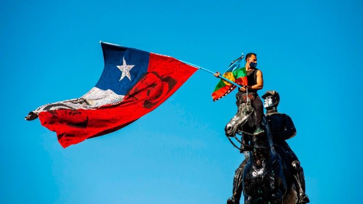 Eine chilenische und eine Mapuche-Flagge bei einer Demonstration gegen Präsident Boric