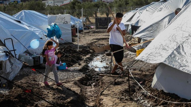 Ein vorübergehendes Auffanglager für Migranten auf Lesbos