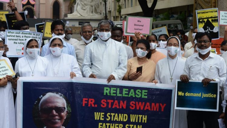 Tüntetéseken követelik Indiában Swamy atya szabadon bocsátását