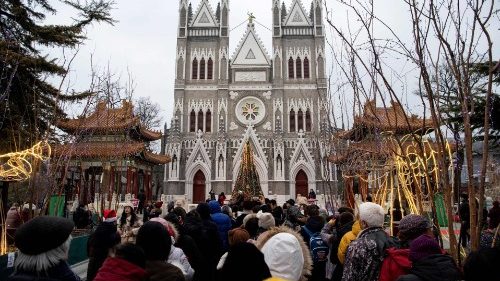 Fiéis em uma cerimônia litúrgica na China