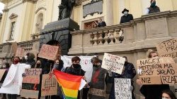 Das Vertrauen in die Kirche hat in der polnischen Bevölkerung in der letzten Zeit nachgelassen; hier eine Demo gegen die jüngste Einschränkung beim Abtreibungsgesetz, die die katholische Kirche Polens befürwortet