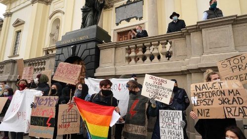 Polen: Hälfte der Polen bewertet Arbeit der Kirche negativ