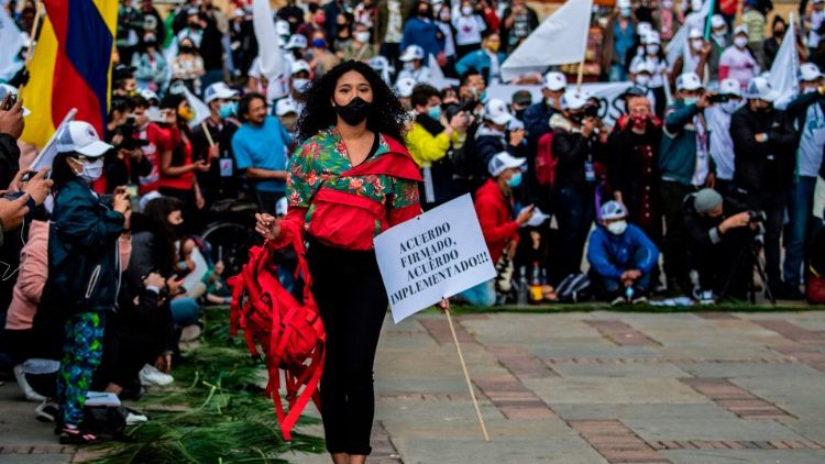 Bei einer Demo in Bogotà wird Mode vorgestellt, die frühere FARC-Kämpfer entworfen haben