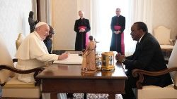 Le Pape François en discussion avec le président kényan Uhuru Kenyatta.