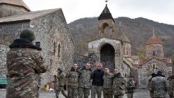 Soldados em frente ao Mosteiro Ortodoxo de Dadivank, Armênia