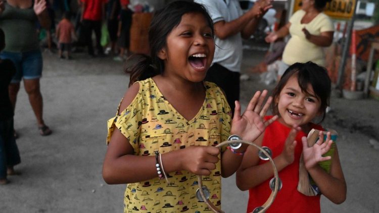 Mädchen in Honduras spielen in San Pedro Sula unter einer Brücke