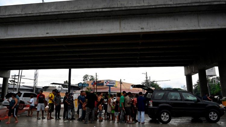 Nach den verheerenden Überschwemmungen in Mittelamerika (hier: Honduras) sind viele Familien auf Nothilfe angewiesen