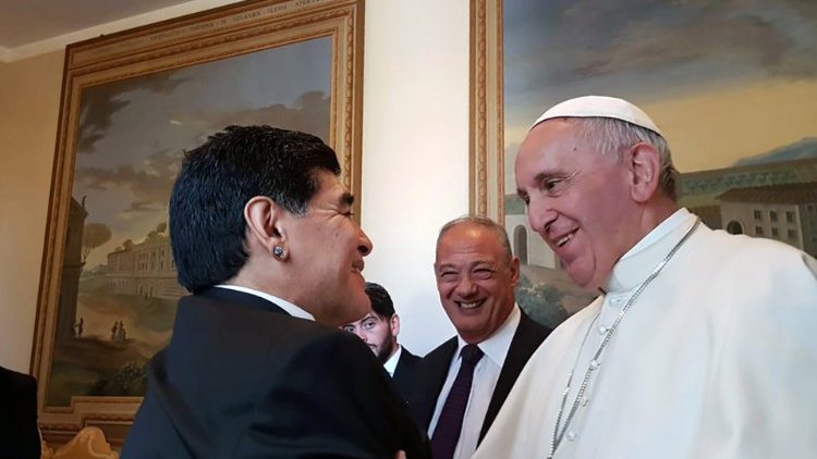 புகழ்பெற்ற கால்பந்தாட்ட வீரர் Maradona அவர்களுடன் திருத்தந்தை பிரான்சிஸ் - கோப்புப் படம்