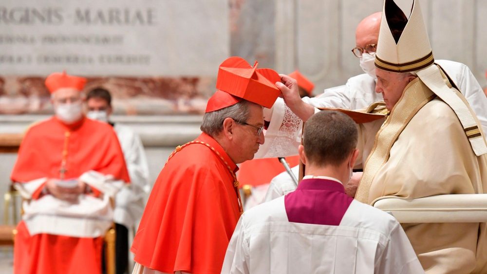El cardenal Enrico Feroci recibe la birreta cardenalicia de manos del Papa Francisco (28 de noviembre de 2020).