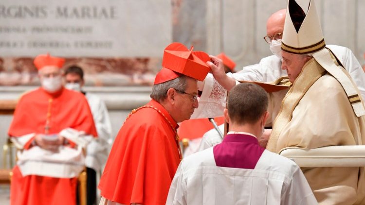Il cardinale Enrico Feroci riceve la berretta da Papa Francesco (28 novembre 2020)