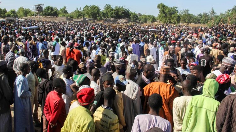 Foule rassemblée pour les funérailles des paysans tués le 28 novembre au Nigeria