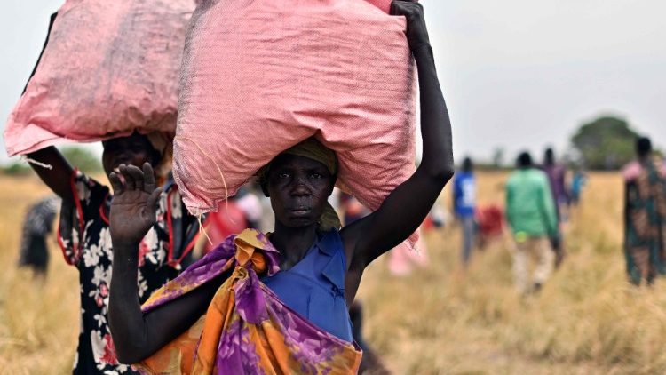 Le 6 février 2020, une collecte de nourriture dans un village de la province d'Ayod, au Soudan du Sud. 