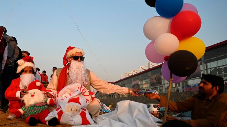 Pakistanischer Christ verteilt, als Weihnachtsmann verkleidet, in Islamabad Atemschutzmasken