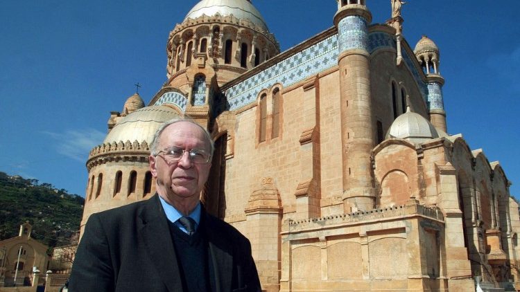 Mgr Henri Teissier devant la cathédrale Notre-Dame-d'Alger, en 2004.
