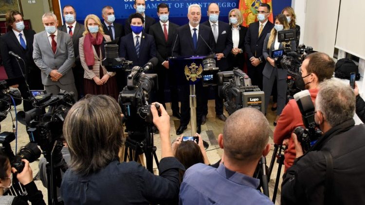 Die neue Regierung nach ihrem Amtsantritt am 4. Dezember vor der Presse in Podgorica