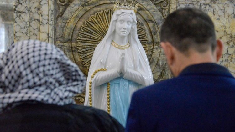 Creştini siro-catolici din Irak în rugăciune în faţa imaginii Preacuratei Fecioare Maria