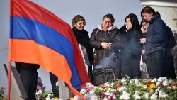 Frauen besuchen am 12. Dezember in Eriwan die Gräber ihrer während des Karabach-Konflikts getöteten Angehörigen