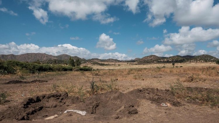 Gräben auf einem Feld im Dorf Bisober in der äthiopischen Region Tigray 