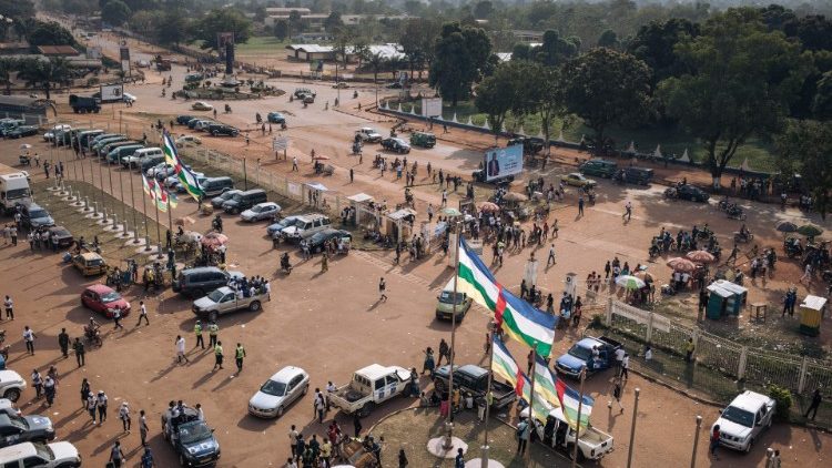 Des supporters du président sortant Faustin-Archange Touadéra arrivent au stade de Bangui pour un meeting électoral, le 19 décembre 2020.